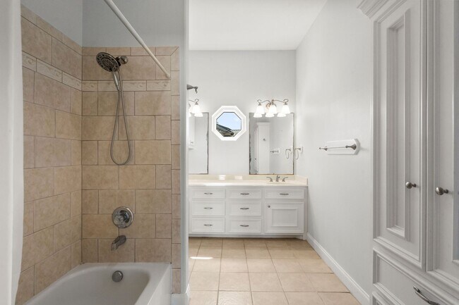 Building Photo - Waterfront Living at Its Best – For Rent on Tiki Island