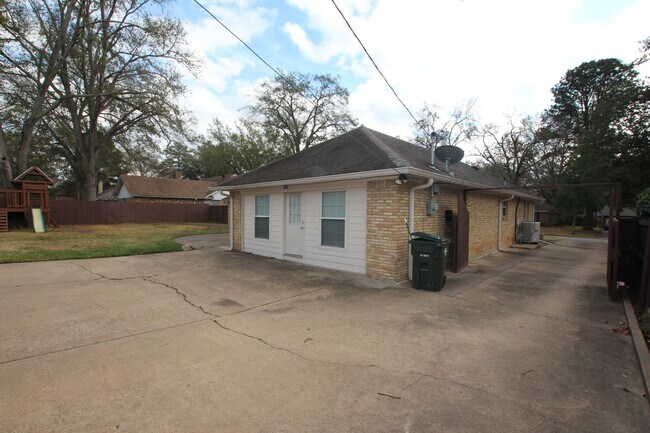 Building Photo - Available Now! Spacious 4 Bed/3 Bath Home ...