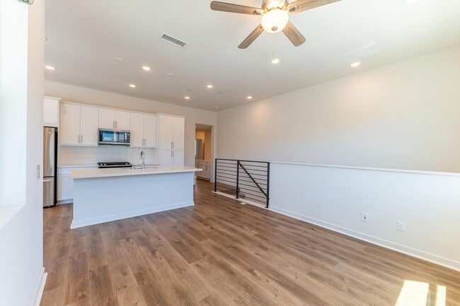 Building Photo - Otay Ranch  3 bd /2 ba Newer Condo w Garage, Laundry + More!