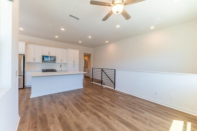 Building Photo - Otay Ranch Two Weeks FREE  3 bd /2 ba Newer Condo w Garage, Laundry + More!