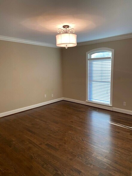 Building Photo - 909 Avon Pl
