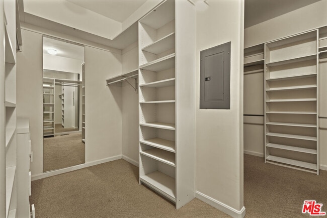 Building Photo - 3780 1/2 Multiview Dr