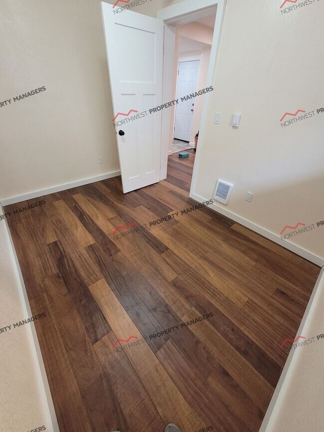 Building Photo - R290