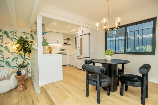 Building Photo - 30+ Day Fully Stylishly furnished & Tastef...