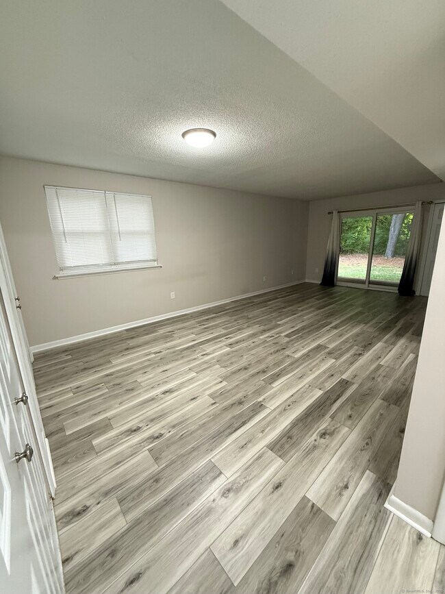 Building Photo - 402 Twin Circle Dr