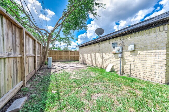 Building Photo - 10230 Trade Winds Dr