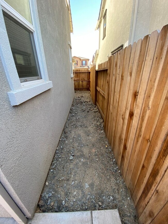 Building Photo - Gorgeous Like Low Maintenance 4 Bedroom wi...
