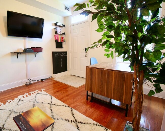 Building Photo - 1423 E Street NE, Unit First Floor