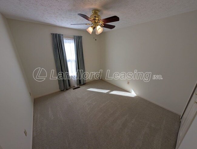 Building Photo - Well-Maintained Ranch in Pin Oak Preserve with Fireplace & Den