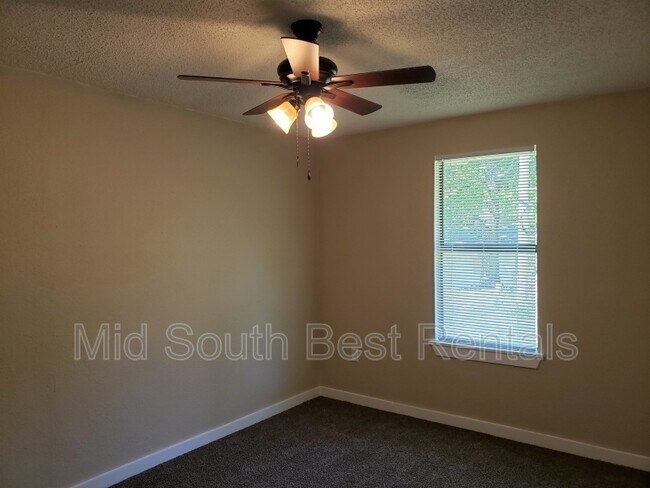 Building Photo - 13 Hiland Pl