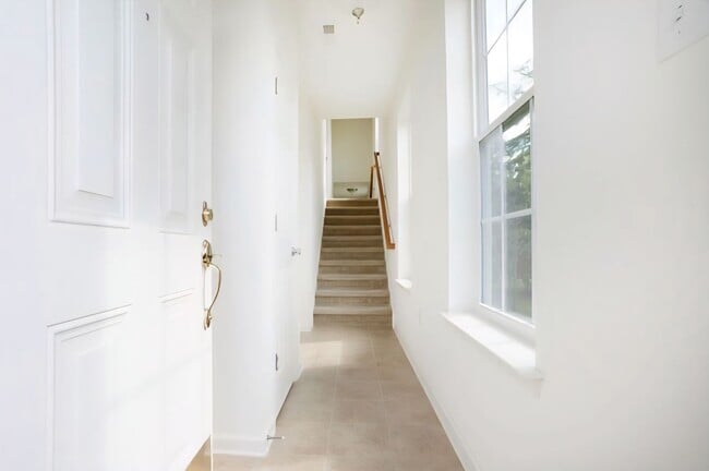 Building Photo - Spacious End-Unit Townhome for Rent in Mer...