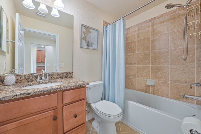 Building Photo - **2 + Den Condo - 1 Car garage - Fully Furnished - Short Term Lease (5.11 - 11.30) **