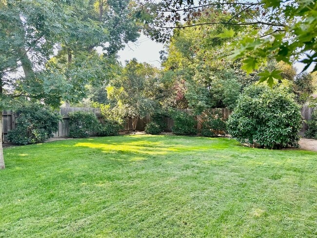 Building Photo - Charming 3/1 in the Heart of Tower Distict