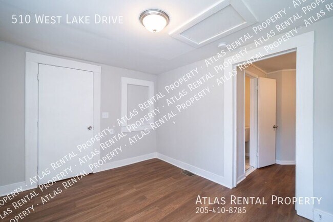 Building Photo - 510 W Lake Dr