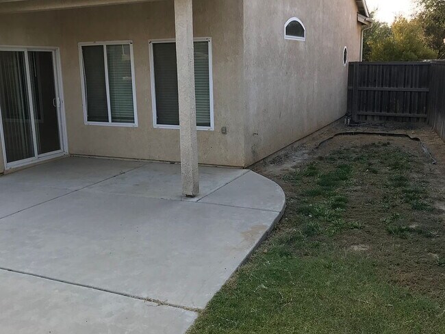 Building Photo - 4 Bed Sanger Home!!