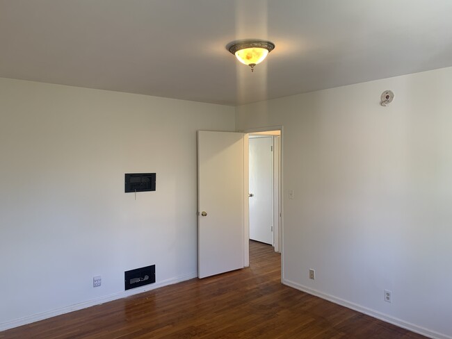Building Photo - 958 11th St