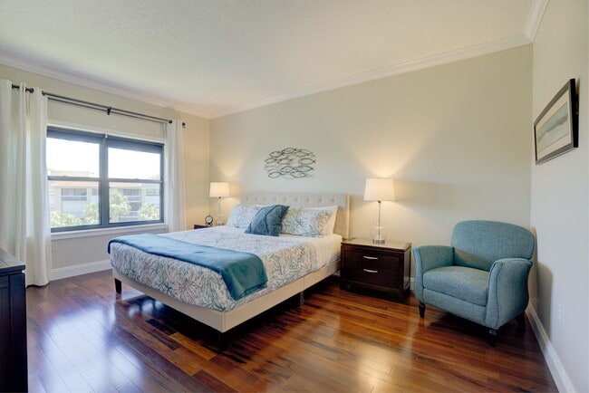 Building Photo - 500 Uno Lago Dr