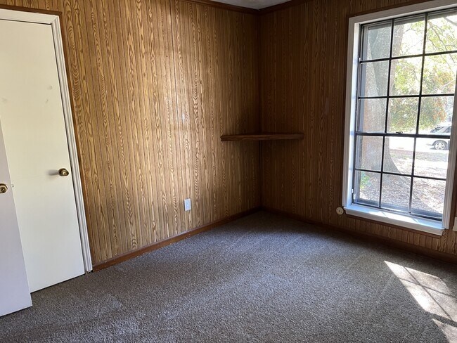 Building Photo - 662 Stonehedge Dr