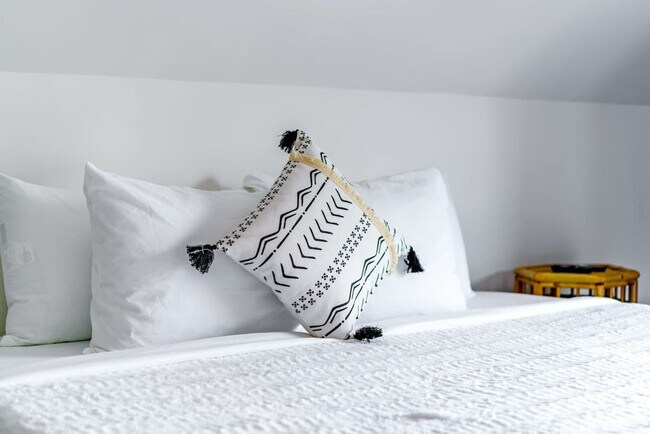 Building Photo - 96 Brickel St