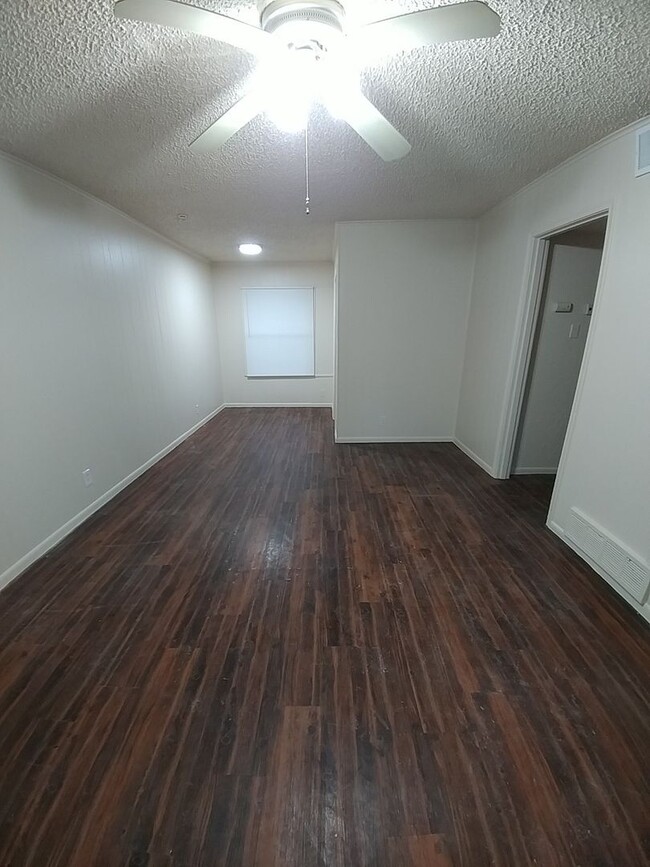 Building Photo - AVAILABLE NOW!!! Cozy 3/1/1/ in Arlington