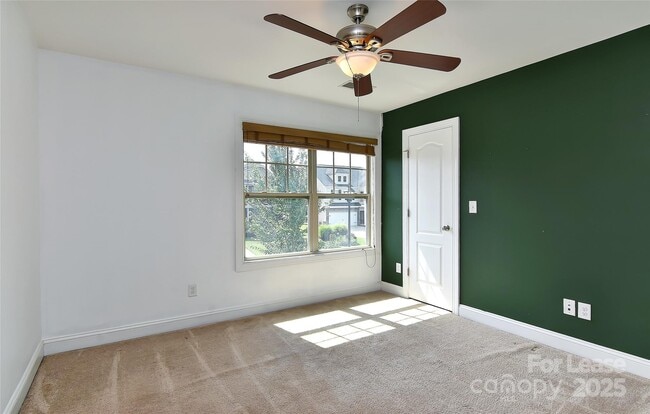 Building Photo - 549 Daventry Ct