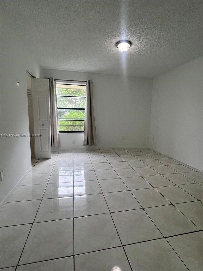 Building Photo - 526 NW 99th Ct