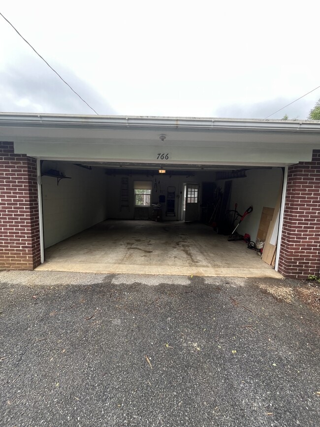 Building Photo - 766 New Holland Ave