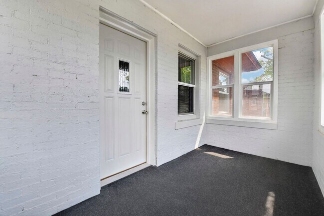 Building Photo - 1104-1106 Oakwood Ave