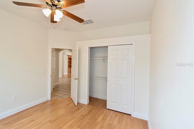 Building Photo - 1707 Golfview Dr