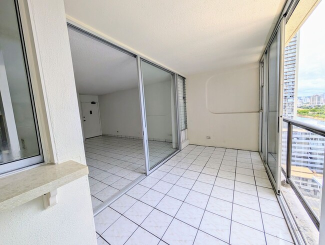 Building Photo - Large studio in the heart of Waikiki with assigned parking