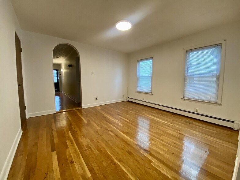 Building Photo - 65 Elm St