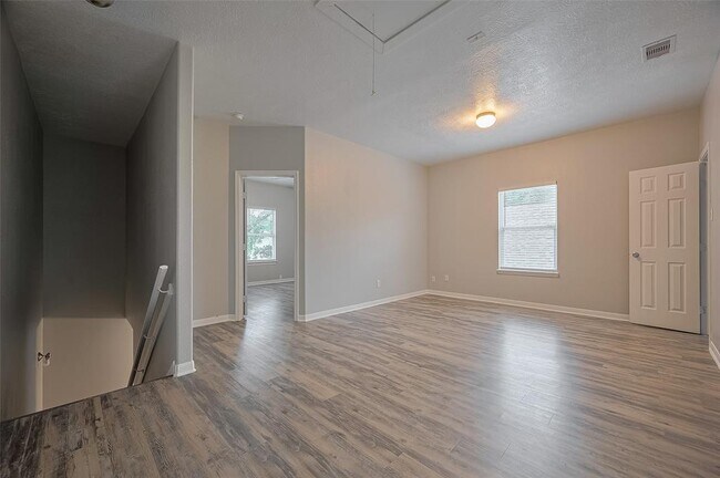 Building Photo - 5009 Willow Point Dr