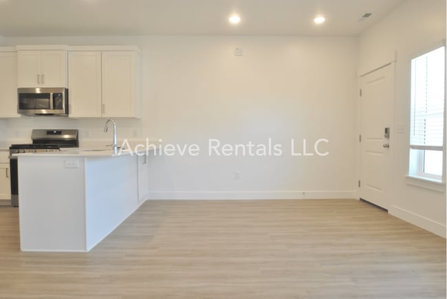 Building Photo - Beautiful 3 Bed Townhome in Nibley with pool!