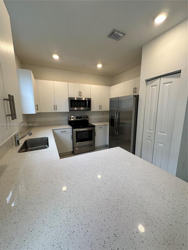 Building Photo - 2681 SE 11th St