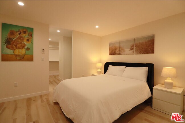 Building Photo - 918 N San Vicente Blvd