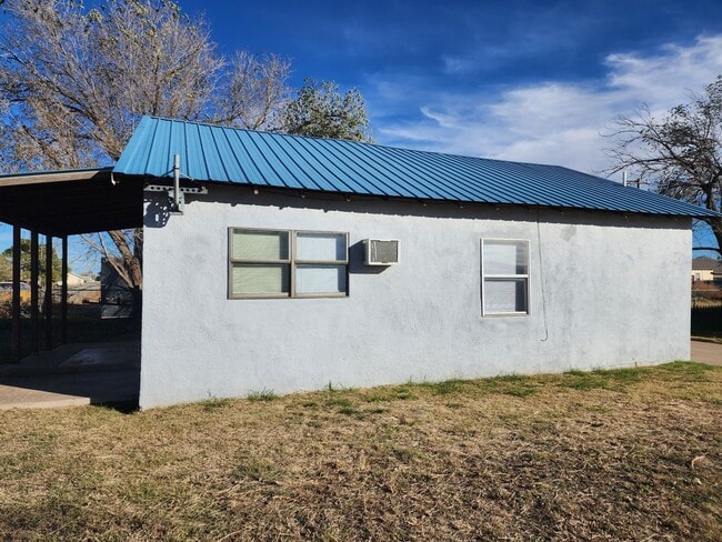 Building Photo - 2 bedroom / 1 bath, W/D connections
