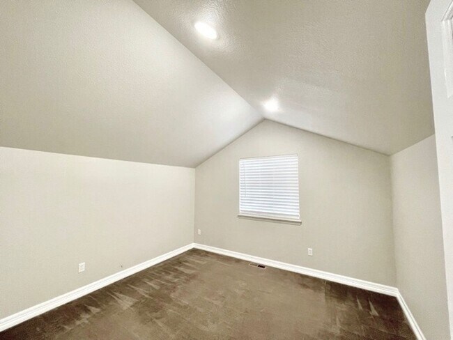 Building Photo - Stunning 4 Bed/4 Bath Home in Banning Lewis Ranch