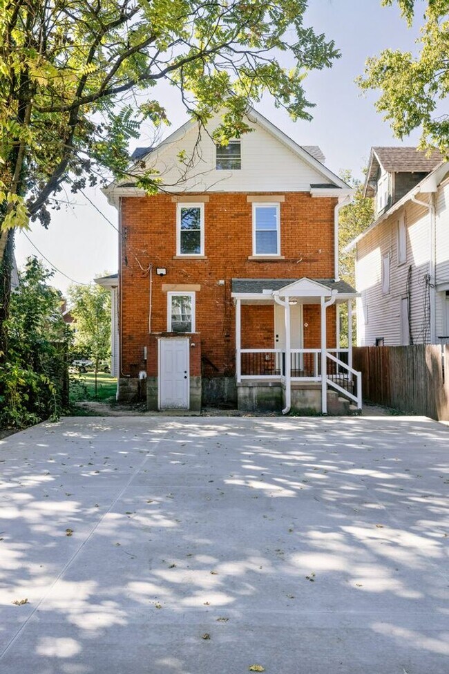 Building Photo - 422 E 15th Ave