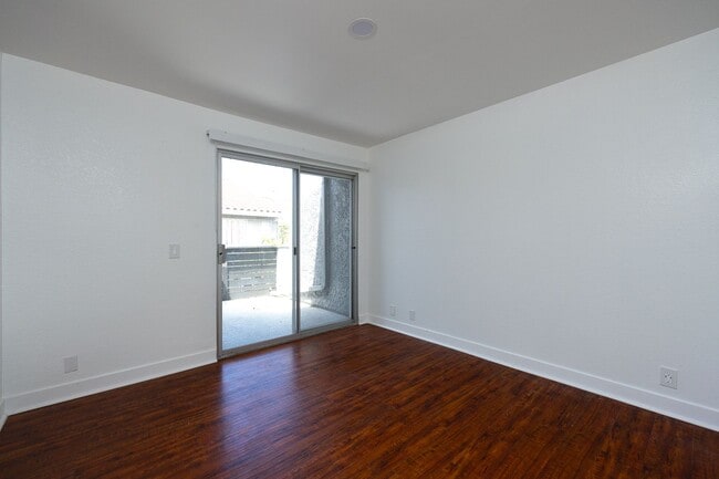 Building Photo - 2 Bedroom + 1.5 Bathroom Condo | Fashion Park Oxnard | Unfurnished