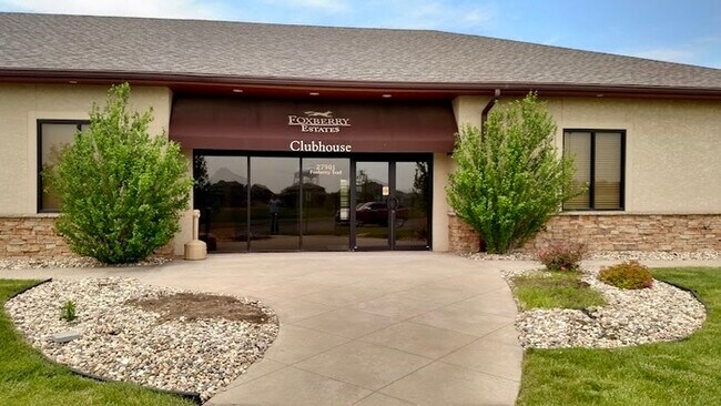 Building Photo - Large 4 Bedroom with Finished Basement - L...