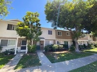 Building Photo - Lovely 3 Bedroom 1.5 Bath Condo