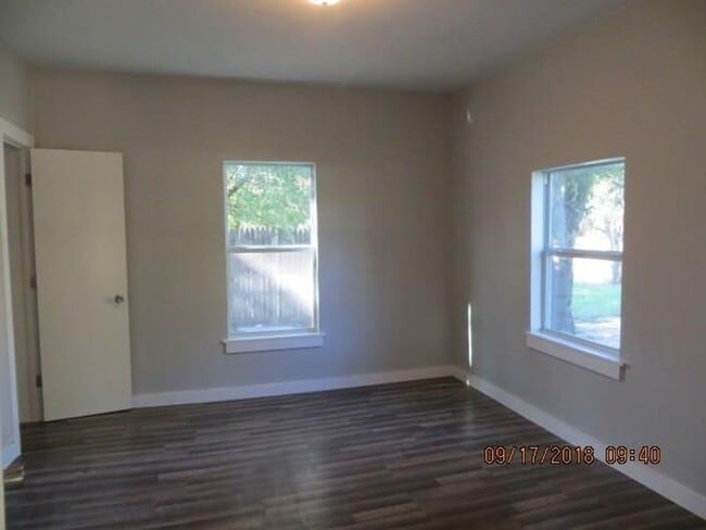 Building Photo - Updated 2 Bedroom!