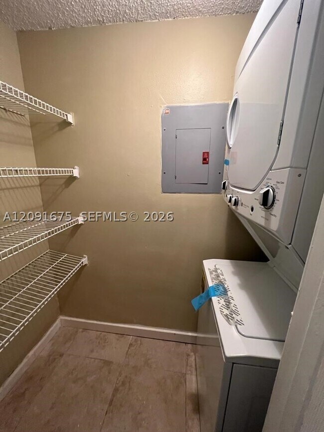 Building Photo - 9999 Summerbreeze Dr
