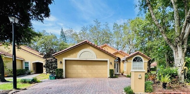 Building Photo - 1001 E Pebble Beach Cir