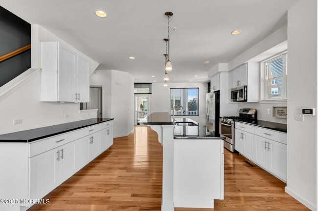 Building Photo - 807 Kingsley St