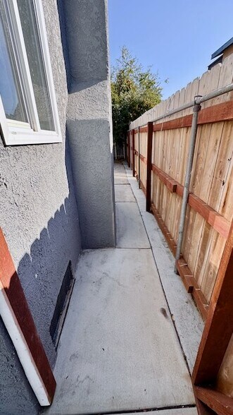 Building Photo - 1026 W 108th St