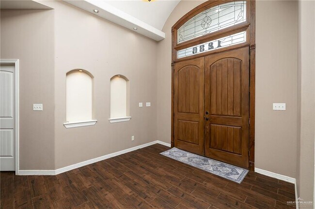 Building Photo - 2 S Alamo Rd