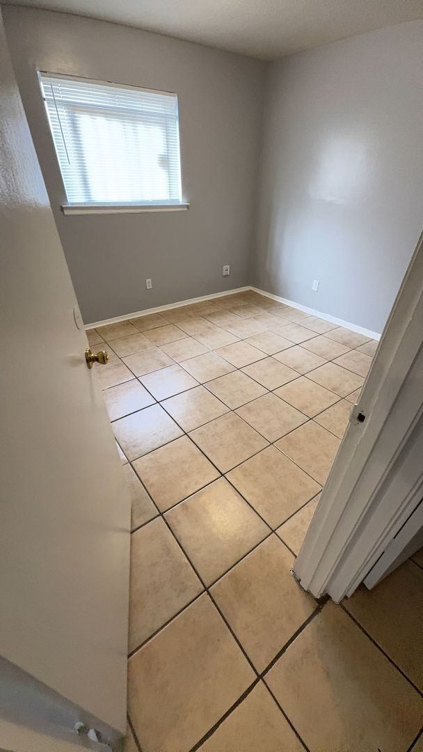 Building Photo - Spacious 3BR/2BA Duplex with Large Backyard – Memphis