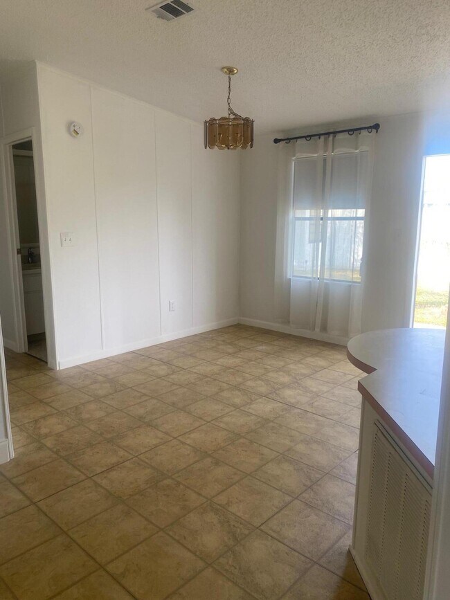 Building Photo - 8933 Pine St