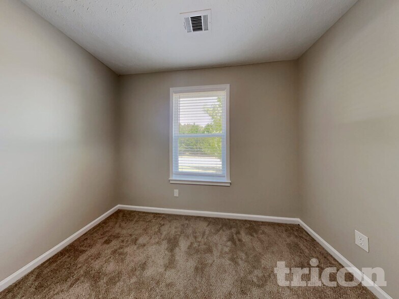 Building Photo - 215 Comet Ct